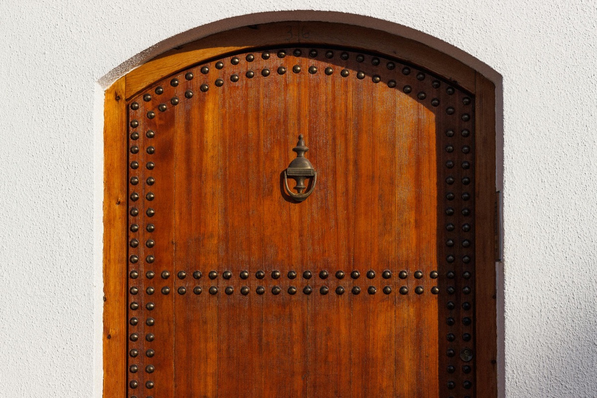 Massive Holztür mit Eisennieten