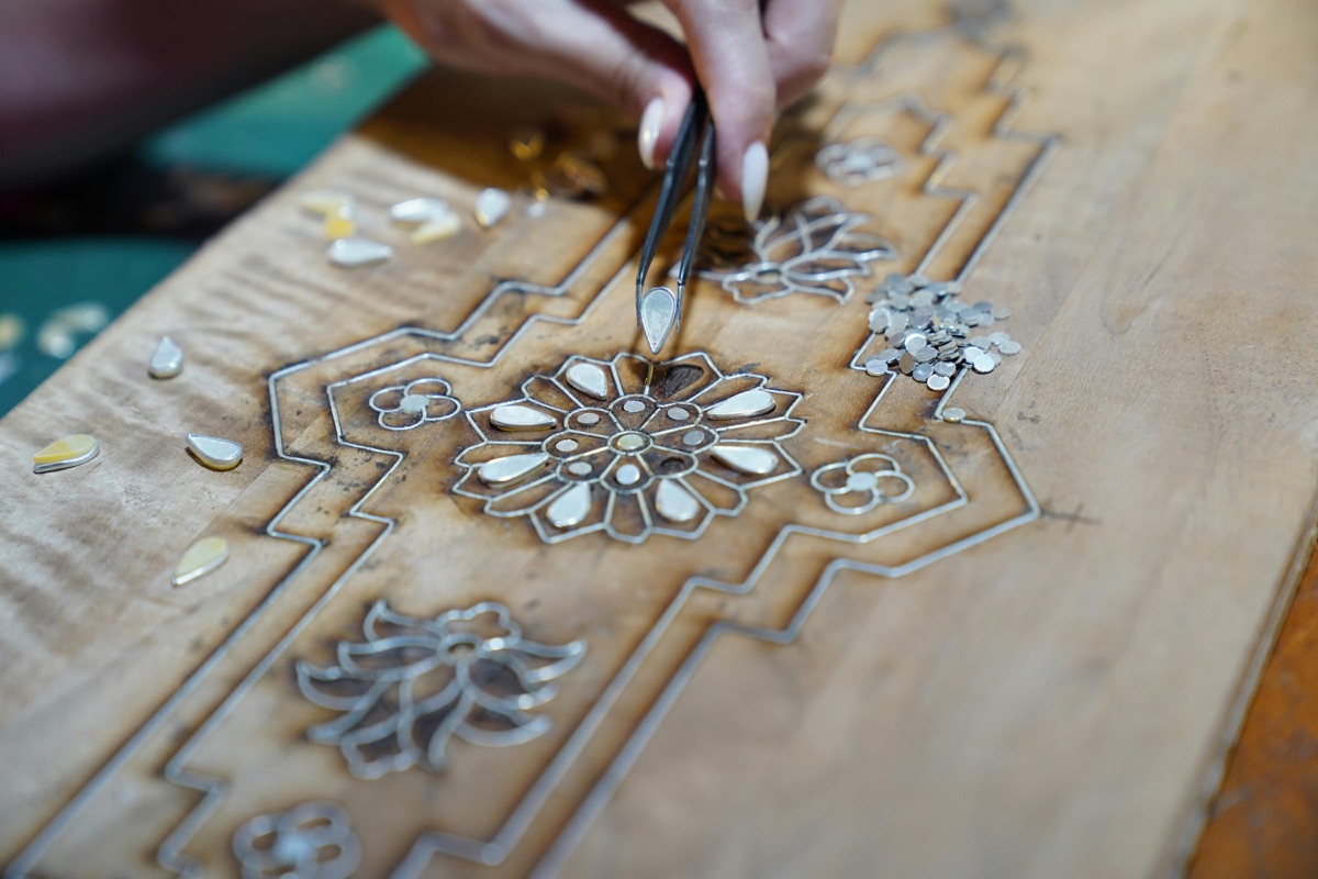 Hand bei Intarsien-Arbeit